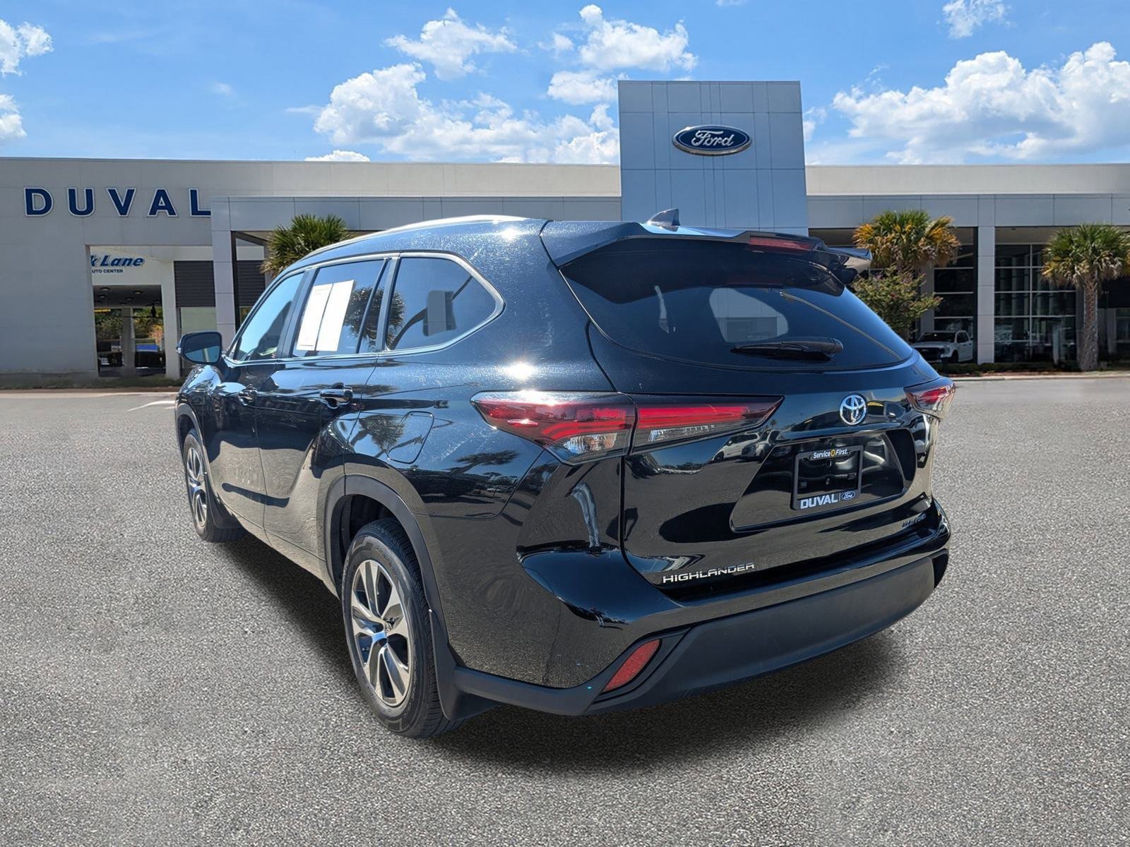 Used 2024 Toyota Highlander XLE image 6