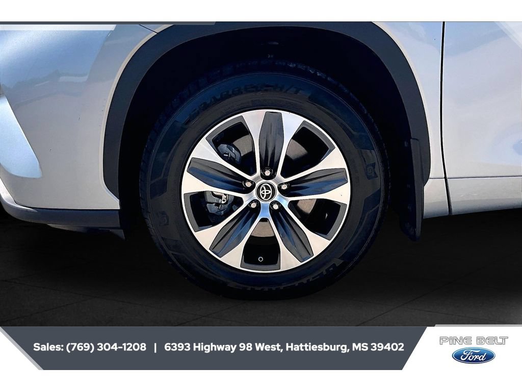 Used 2024 Toyota Highlander XLE AWD/4WD image 7