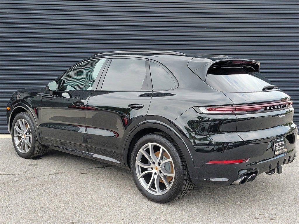Certified 2025 Porsche Cayenne image 3