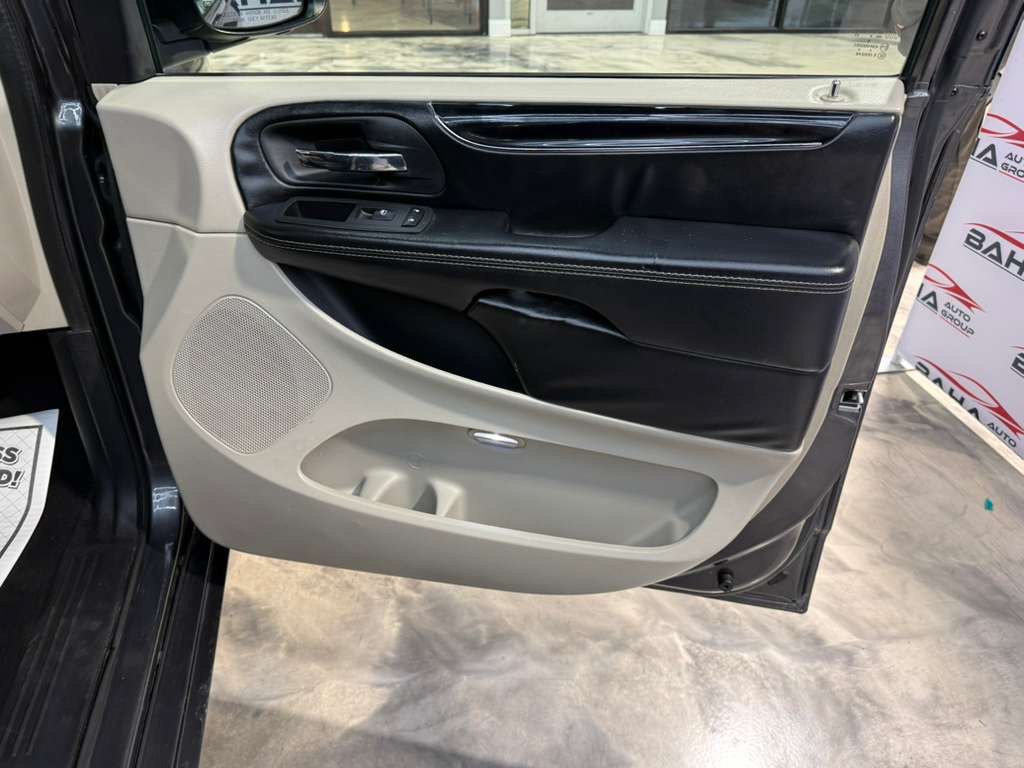 Used 2019 Dodge Grand Caravan SXT FWD image 47