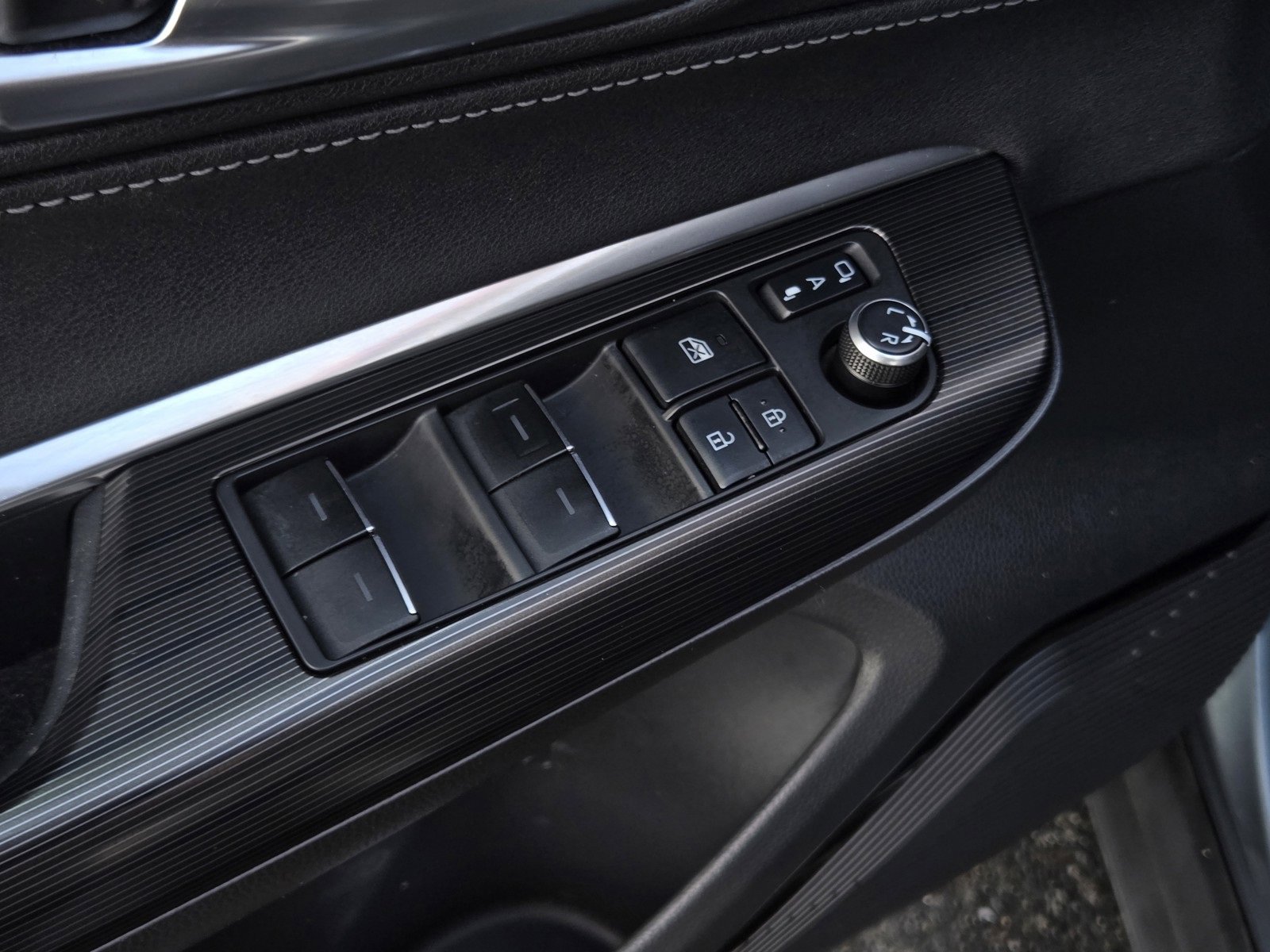 Certified 2021 Toyota Venza XLE image 9