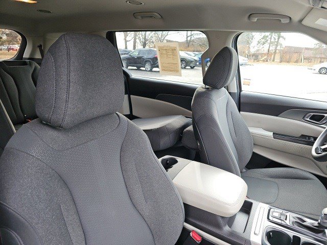 Used 2022 Kia Carnival LX image 12