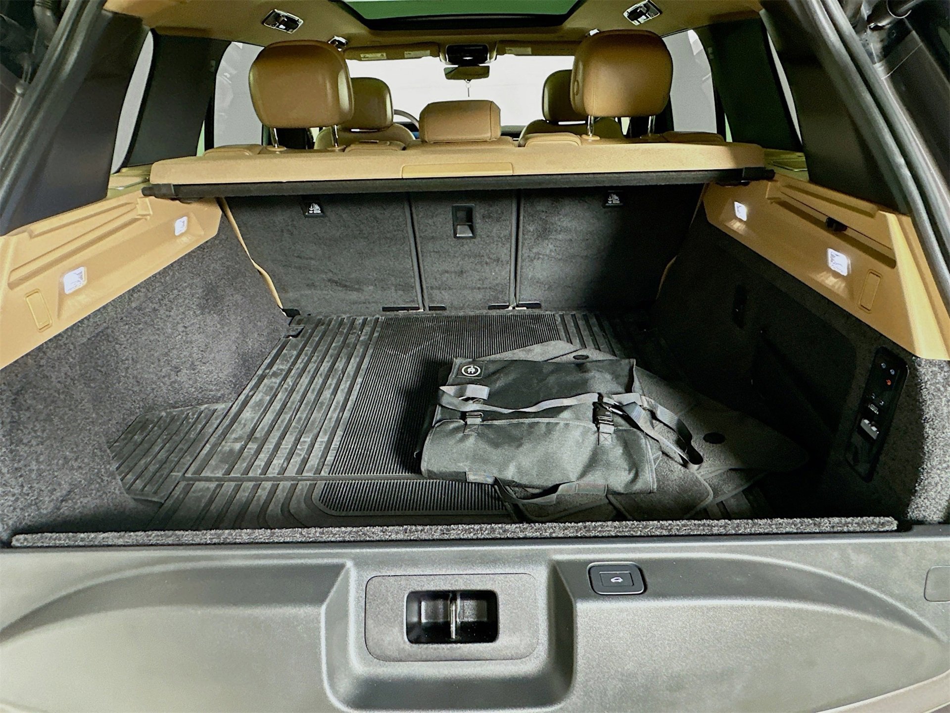 Used 2025 Land Rover Range Rover SE image 28