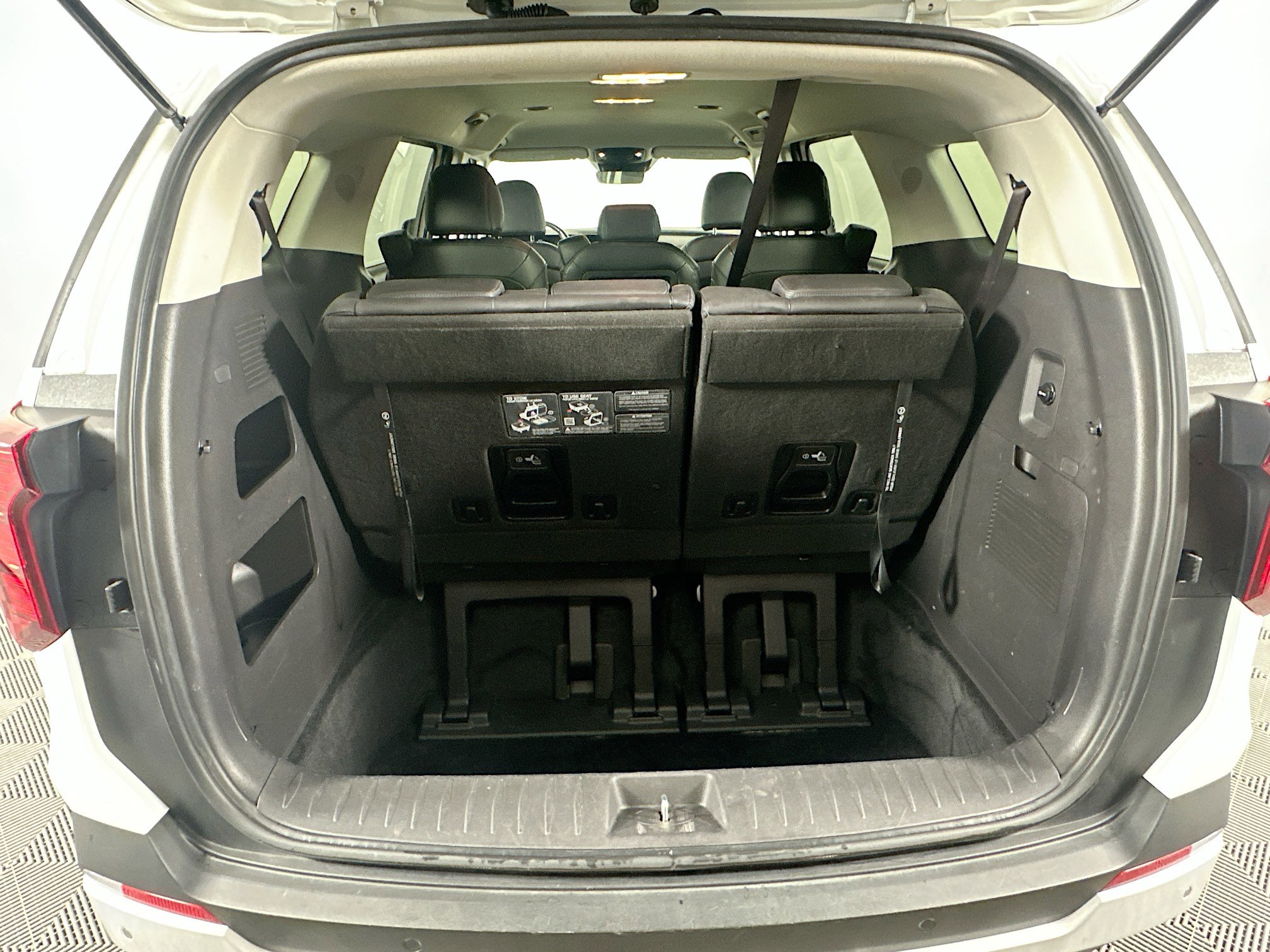 Used 2025 Kia Carnival FWD image 31