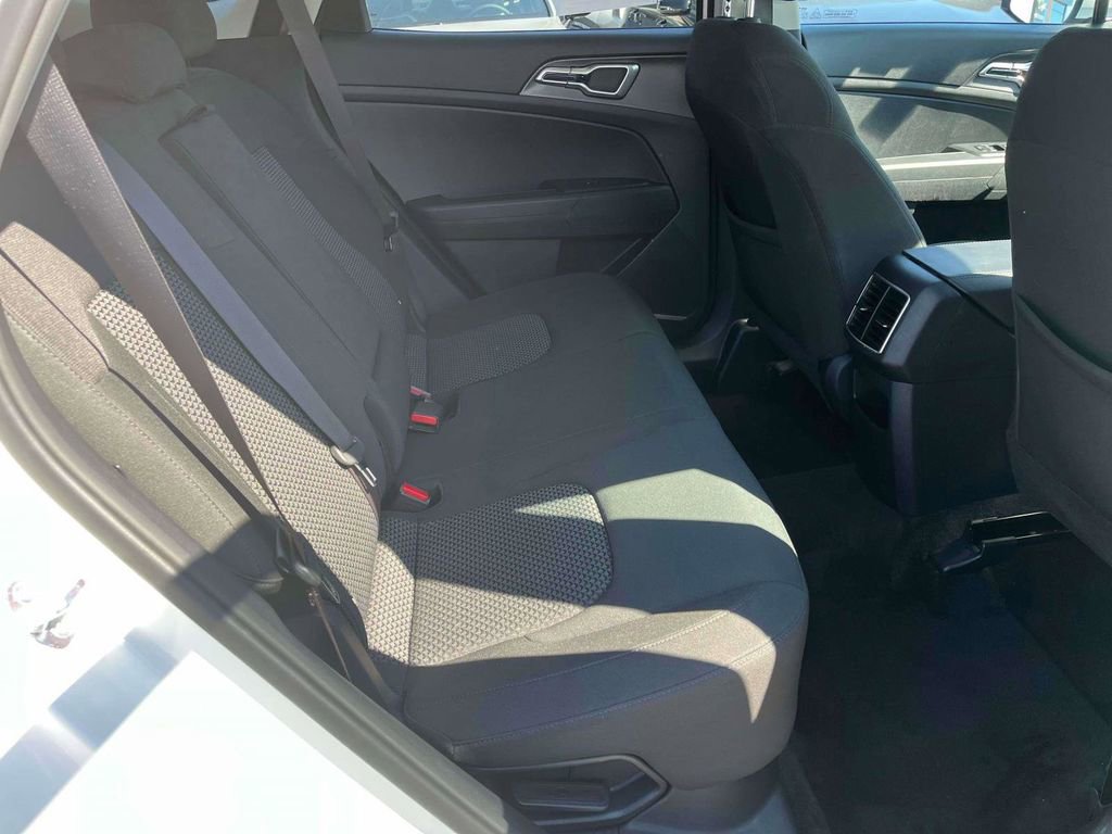 Used 2023 Kia Sportage LX AWD/4WD image 9