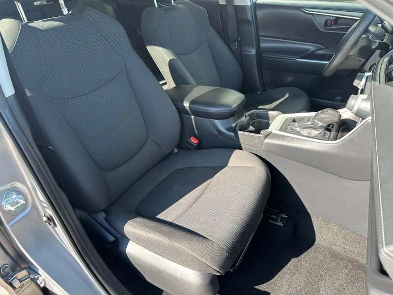 Used 2021 Toyota RAV4 LE AWD/4WD image 11