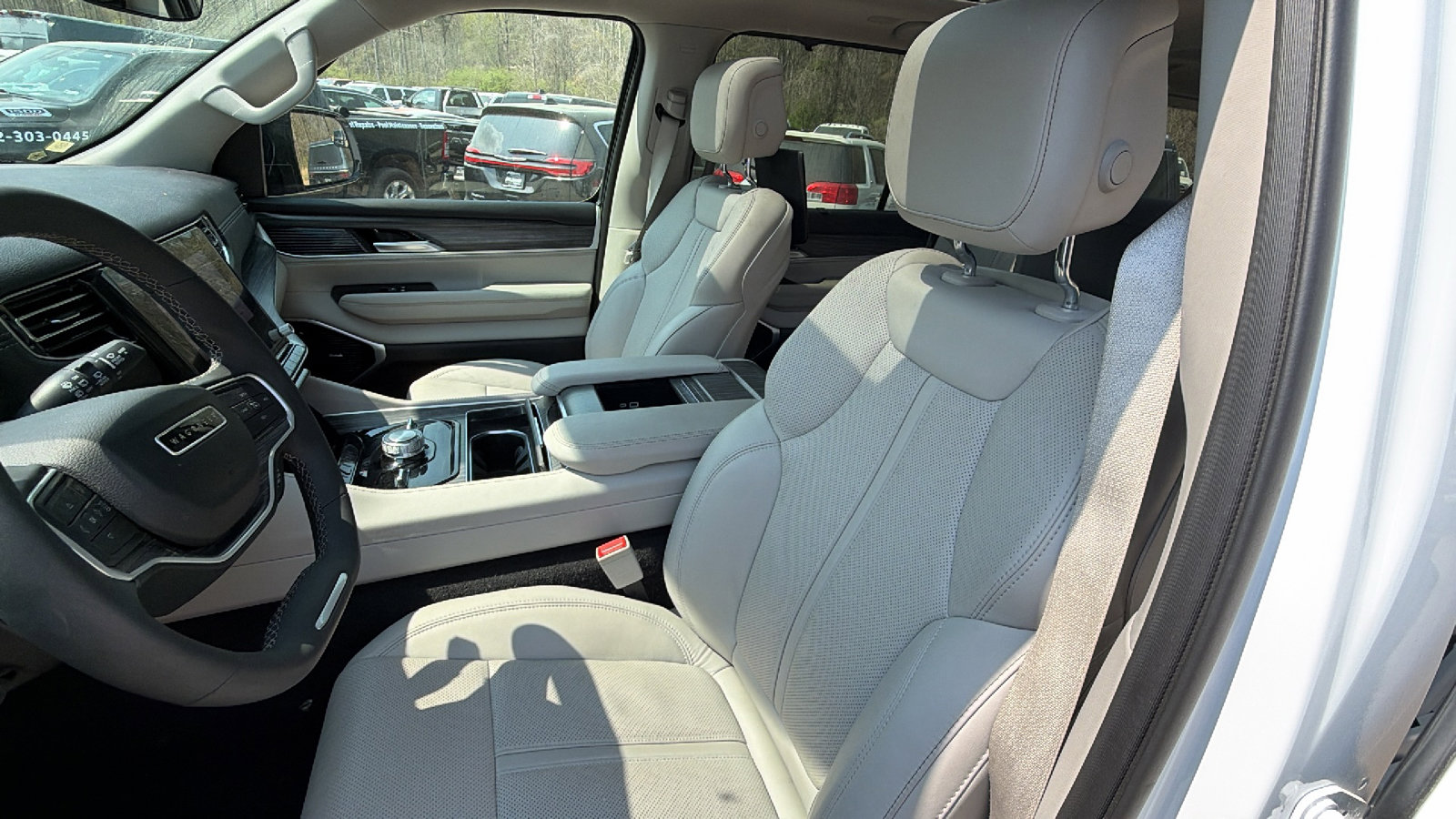 Used 2024 Jeep Wagoneer L Series III w/ Premium Group I image 17