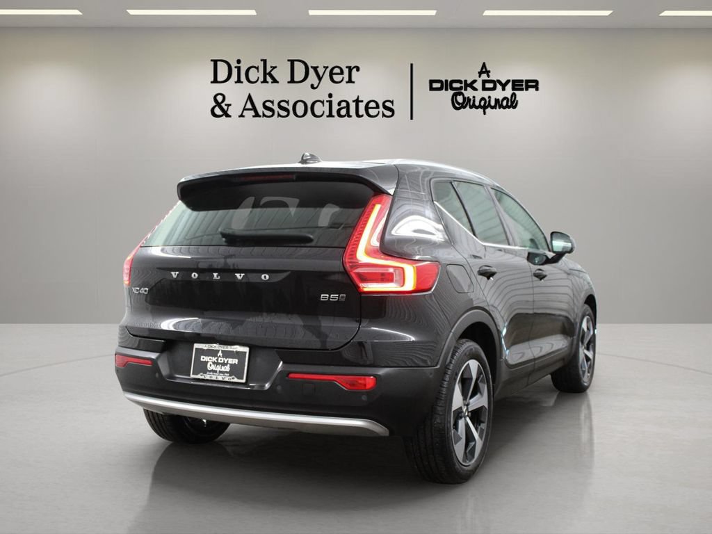 Used 2024 Volvo XC40 B5 Plus AWD/4WD image 11