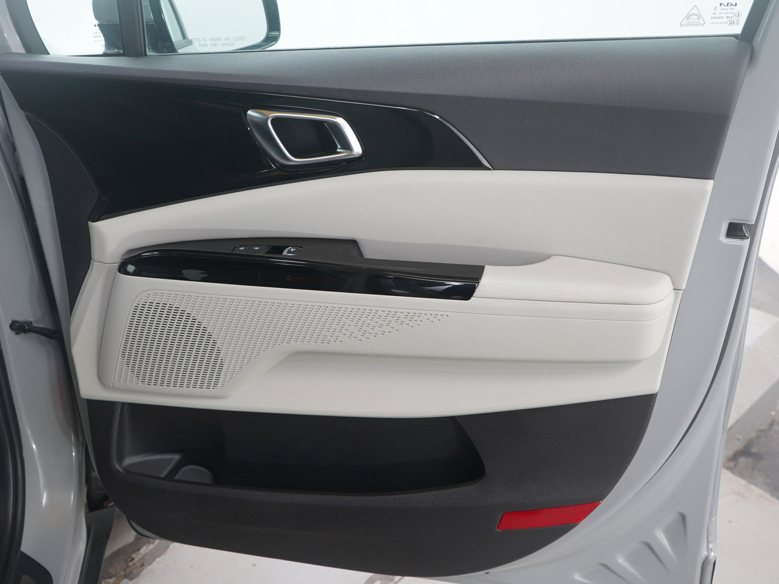 Used 2024 Kia Carnival EX image 12