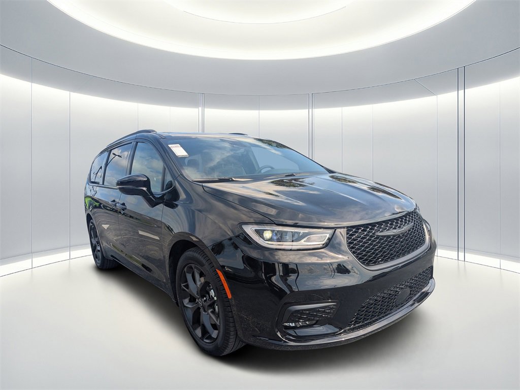 New 2026 Chrysler Pacifica Limited image 2