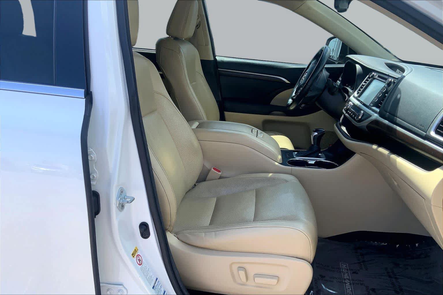 Used 2016 Toyota Highlander Limited w/ Driver Technology Package AWD/4WD image 8