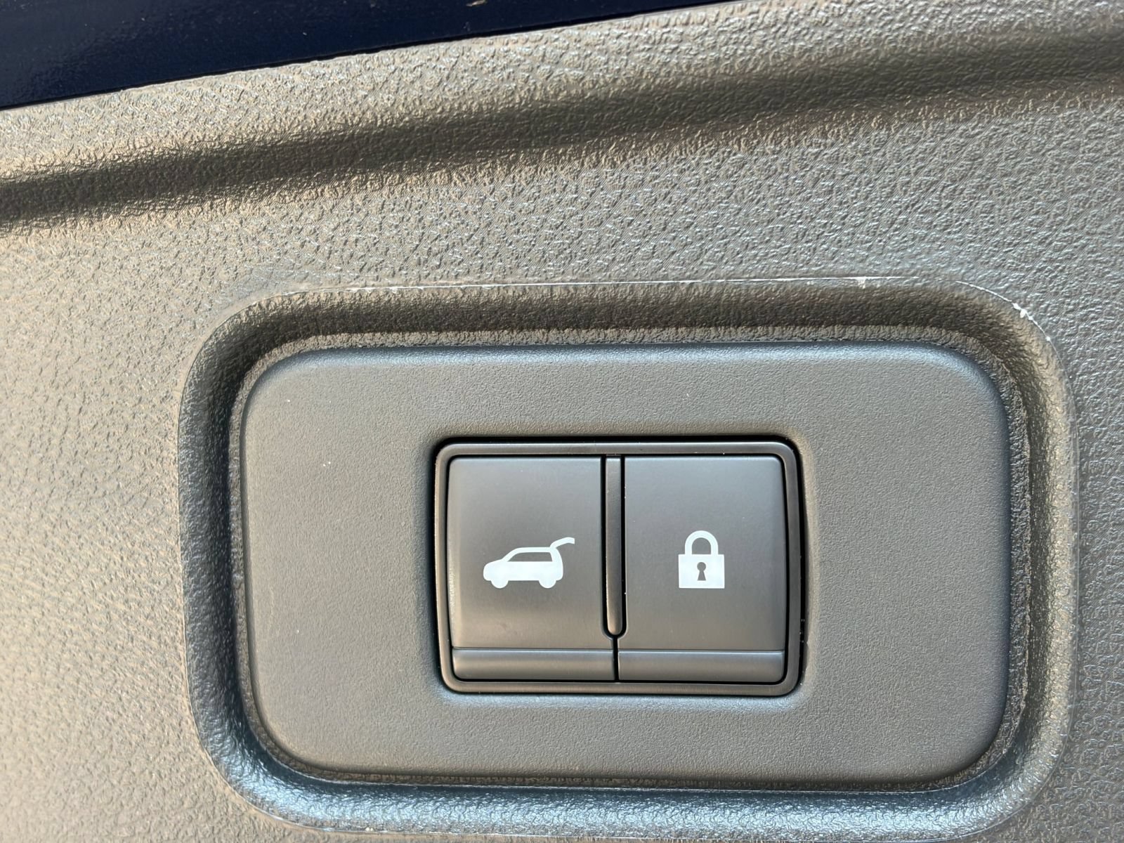 Used 2025 Nissan Pathfinder SV FWD image 24