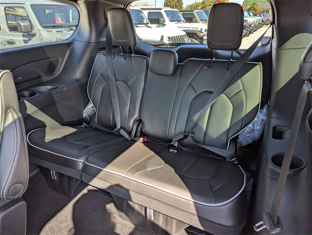 New 2026 Chrysler Pacifica Limited image 31