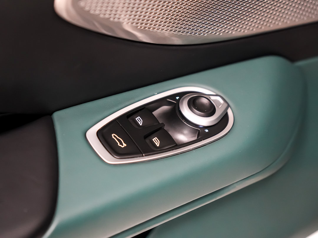 Used 2025 Aston Martin V8 Vantage Coupe RWD image 19