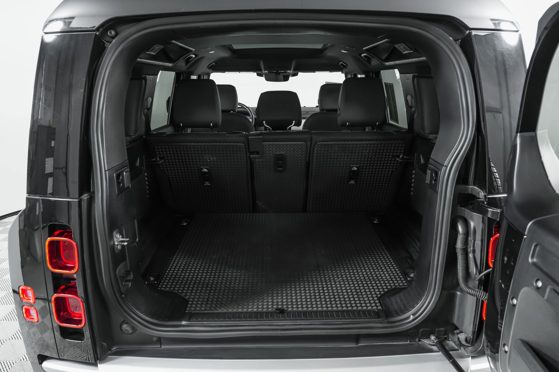 Used 2025 Land Rover Defender 110 S image 93