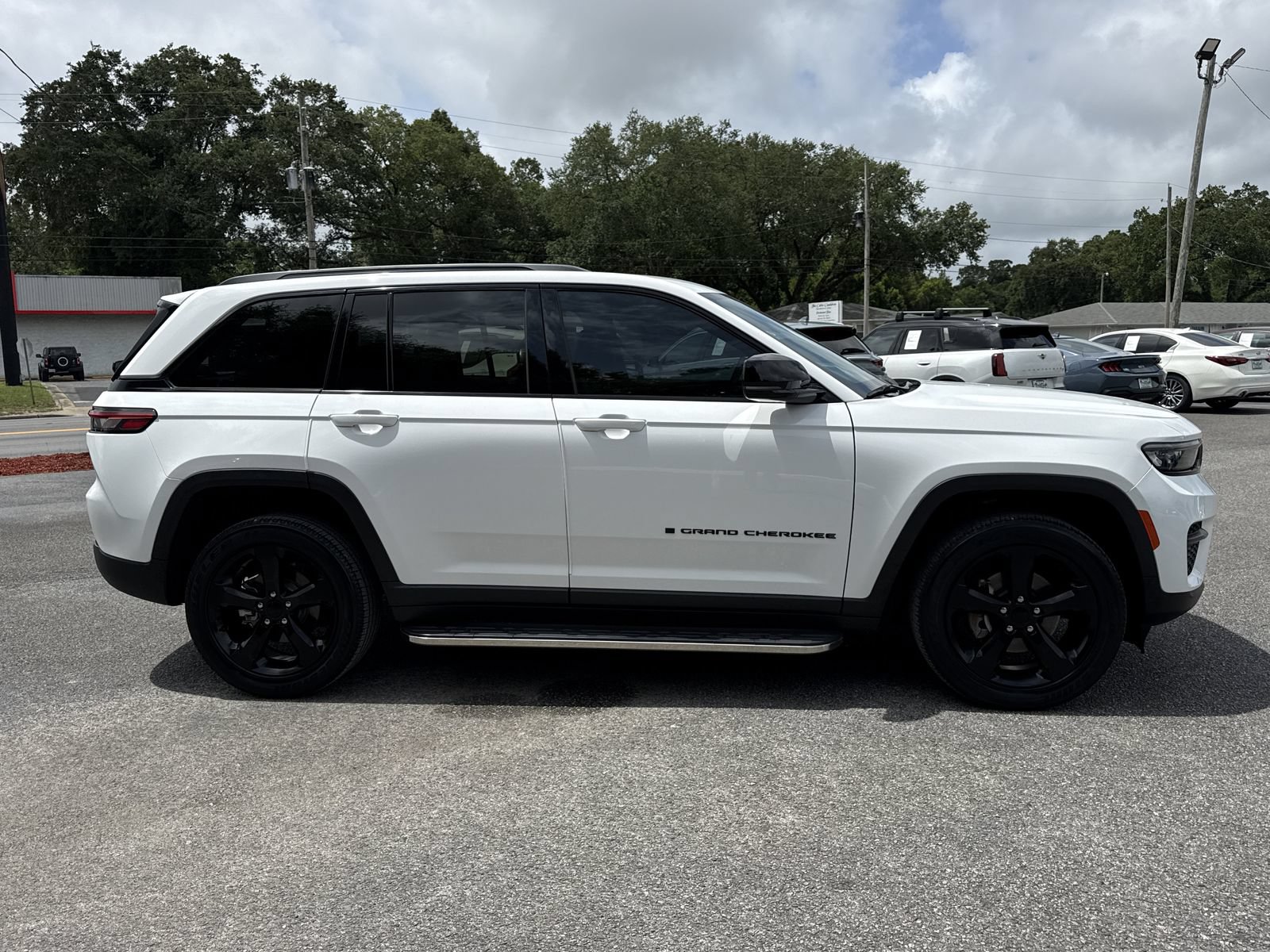 Used 2023 Jeep Grand Cherokee Altitude AWD/4WD image 6