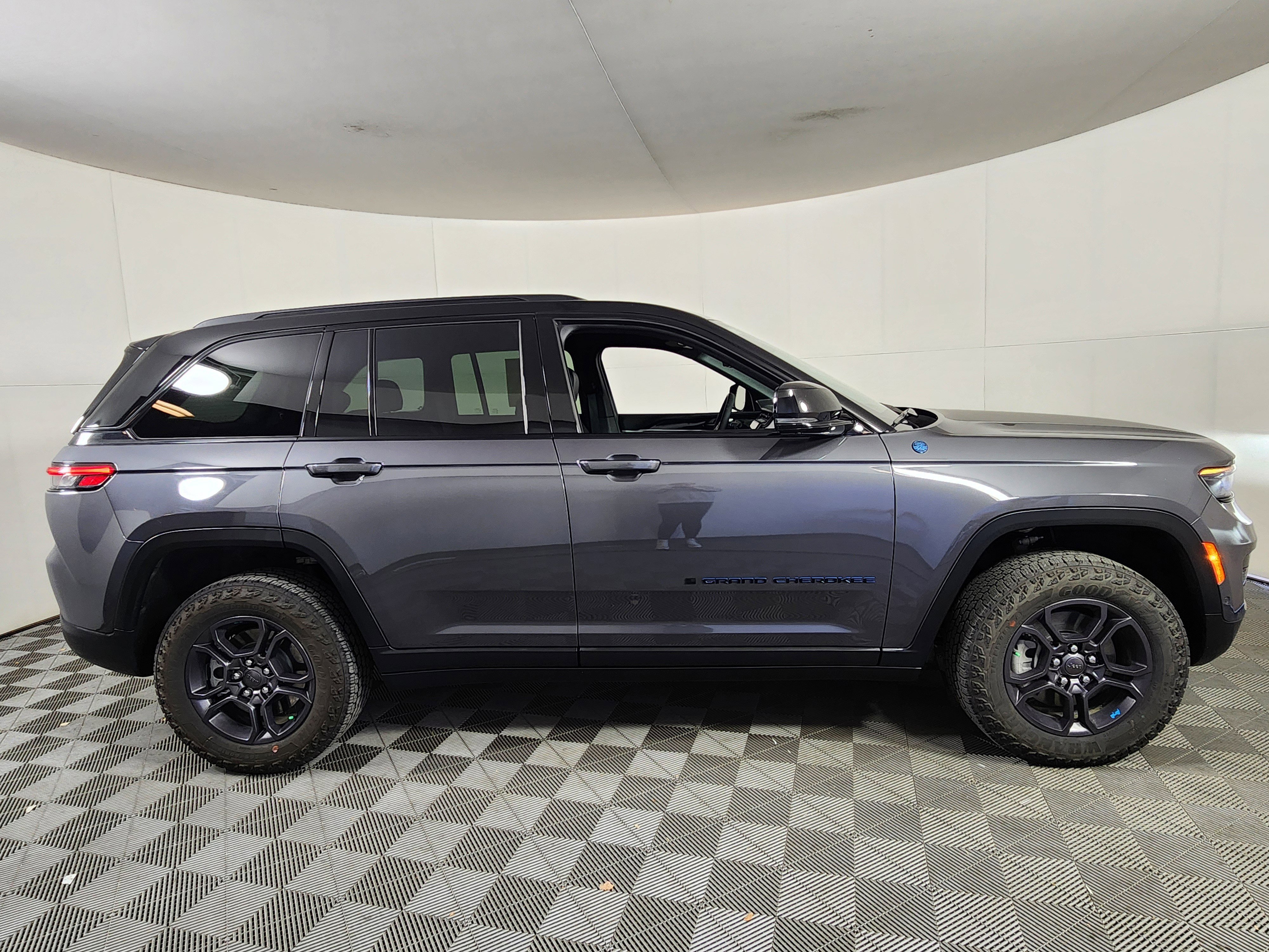 Used 2025 Jeep Grand Cherokee Trailhawk w/ Advanced Protech Group II image 8