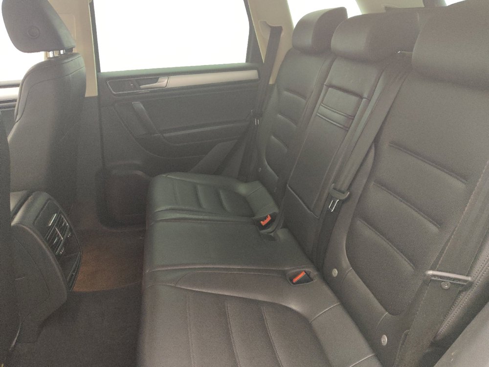 Used 2016 Volkswagen Touareg Sport image 18