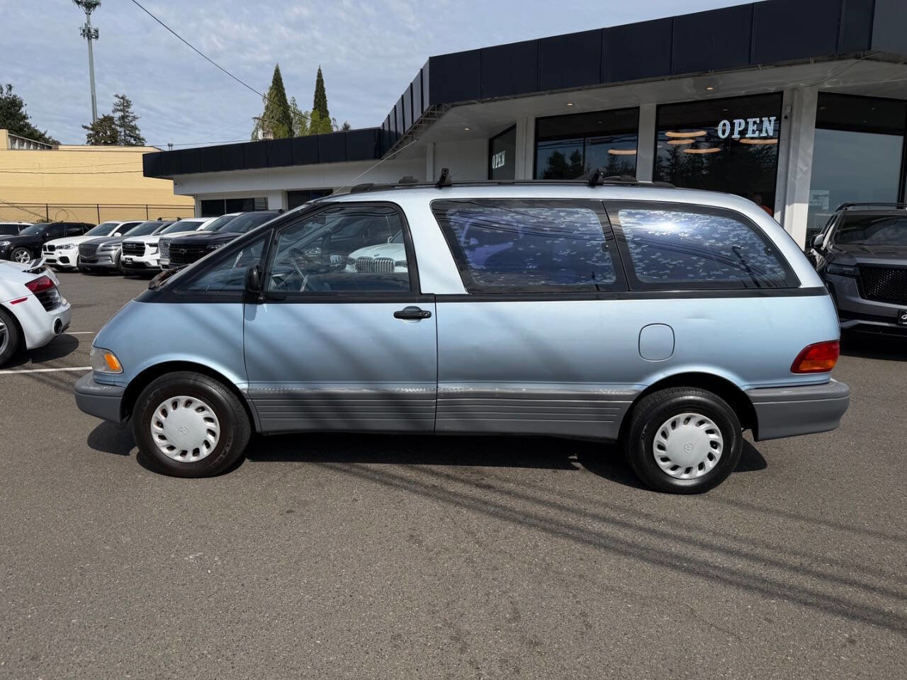 Used 1993 Toyota Previa Deluxe RWD image 2