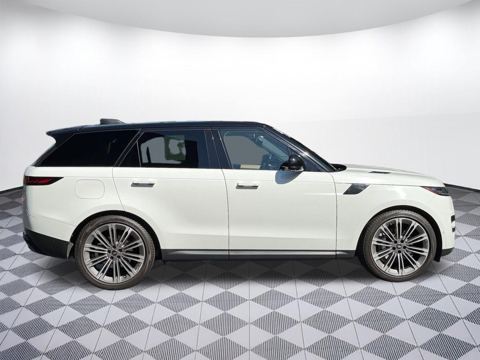 Used 2024 Land Rover Range Rover Sport SE AWD/4WD image 8