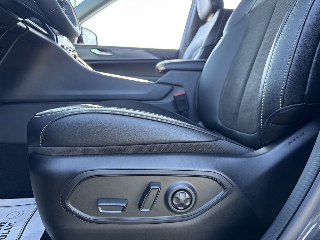 New 2025 Jeep Grand Cherokee L Altitude image 12