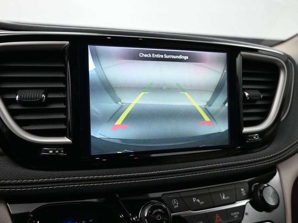 Used 2021 Chrysler Pacifica Touring-L image 18