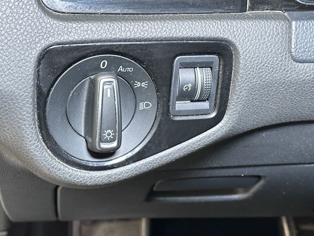 Used 2016 Volkswagen Golf 4-Door image 23