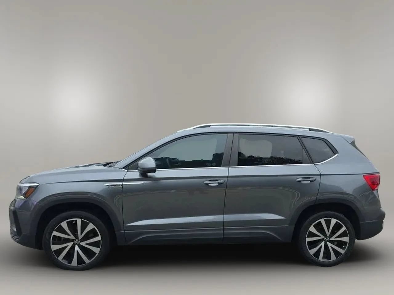 Used 2023 Volkswagen Taos SE w/ Panoramic Sunroof Package FWD image 5