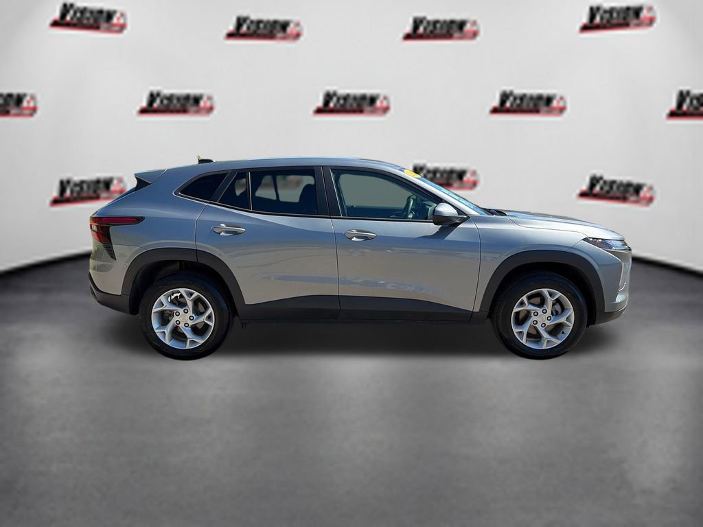 Used 2024 Chevrolet Trax LS w/ LS Convenience Package FWD image 4