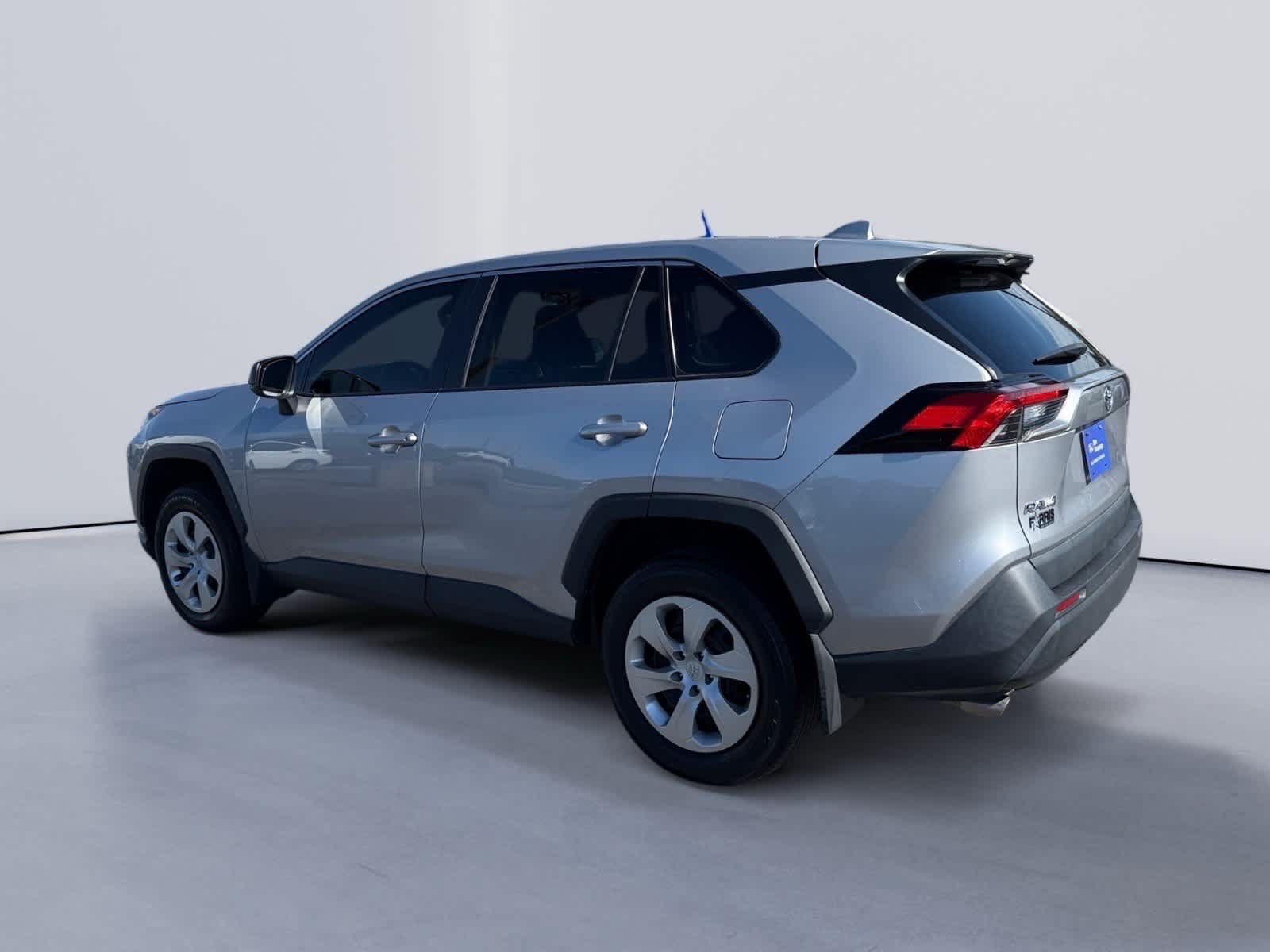 Used 2022 Toyota RAV4 LE FWD image 3