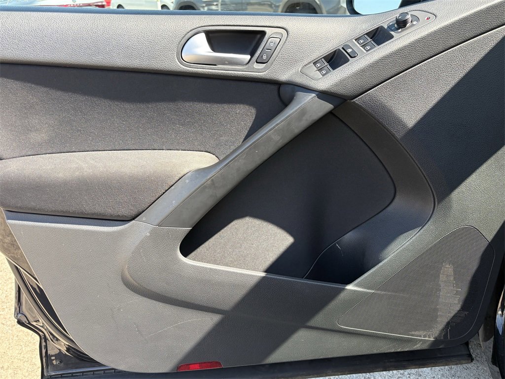 Used 2017 Volkswagen Tiguan Limited w/ Premium Package image 10