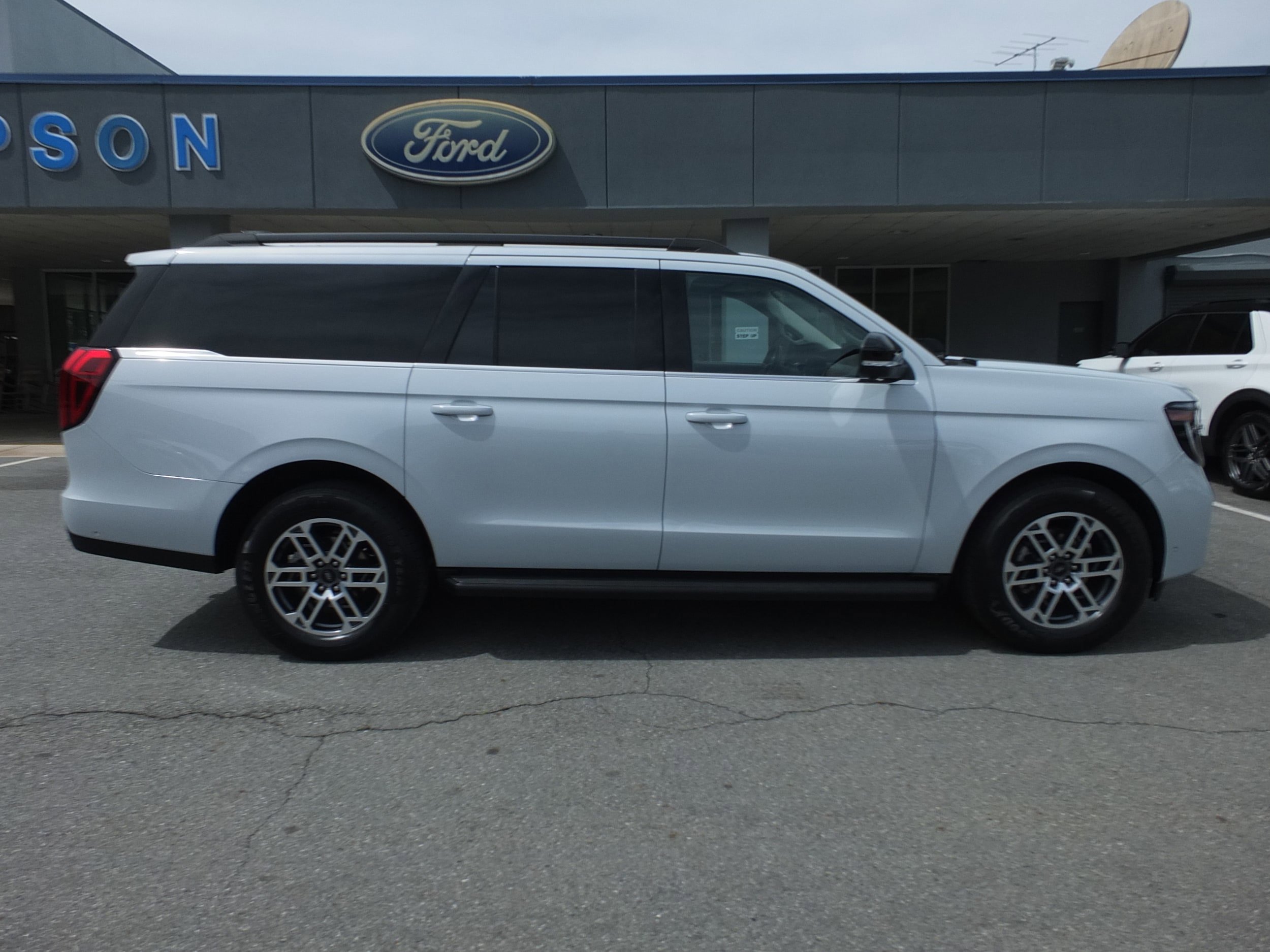 Used 2025 Ford Expedition Max Active RWD image 2