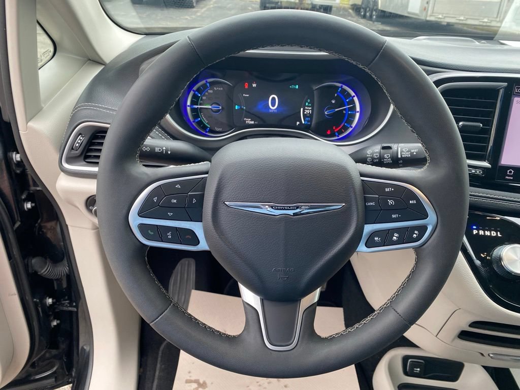 Used 2023 Chrysler Pacifica Touring-L FWD image 14