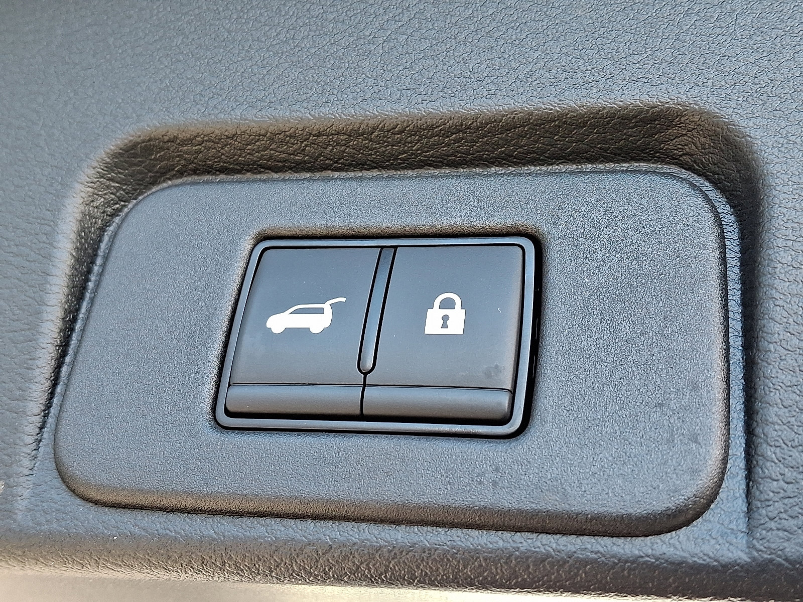 Certified 2025 Nissan Rogue SV image 30