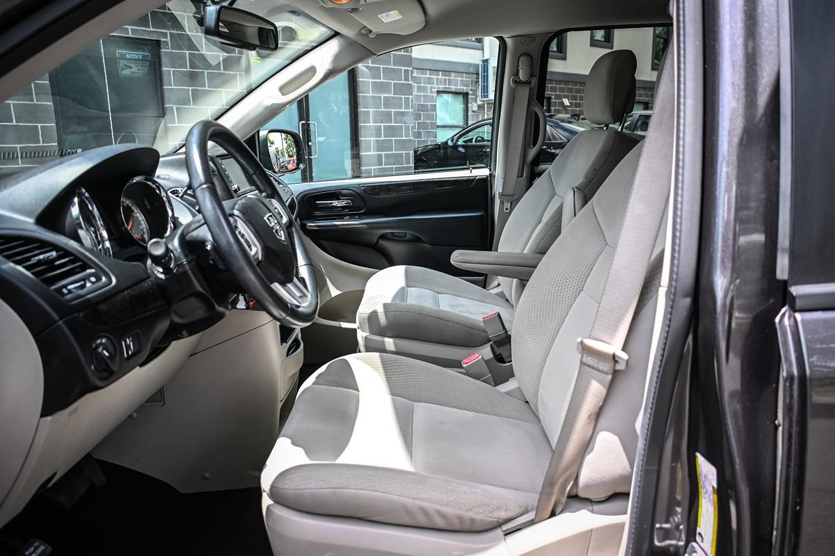 Used 2018 Dodge Grand Caravan SE w/ UConnect Hands-Free Group FWD image 8