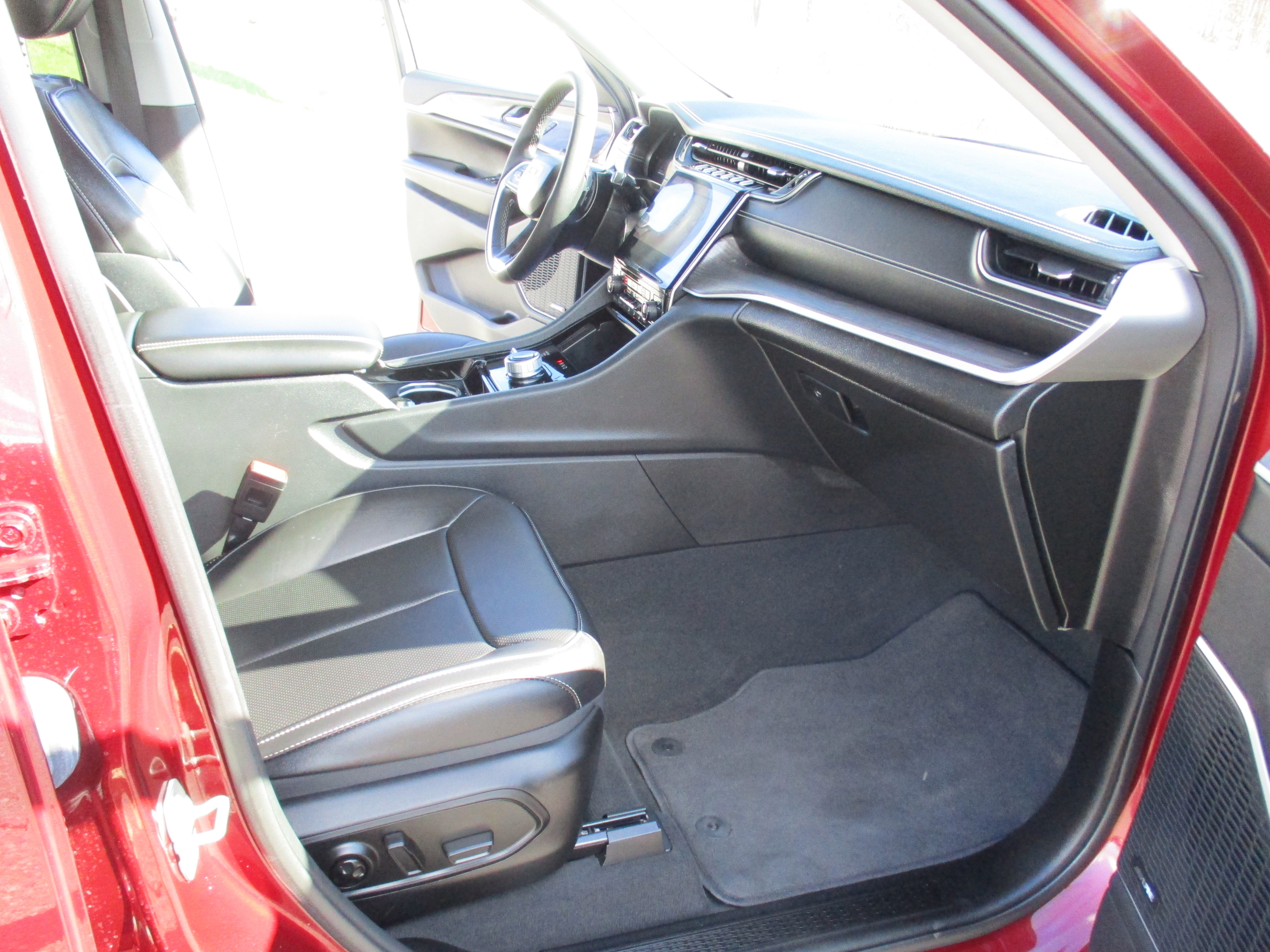 Used 2023 Jeep Grand Cherokee Limited w/ Luxury Tech Group II AWD/4WD image 15