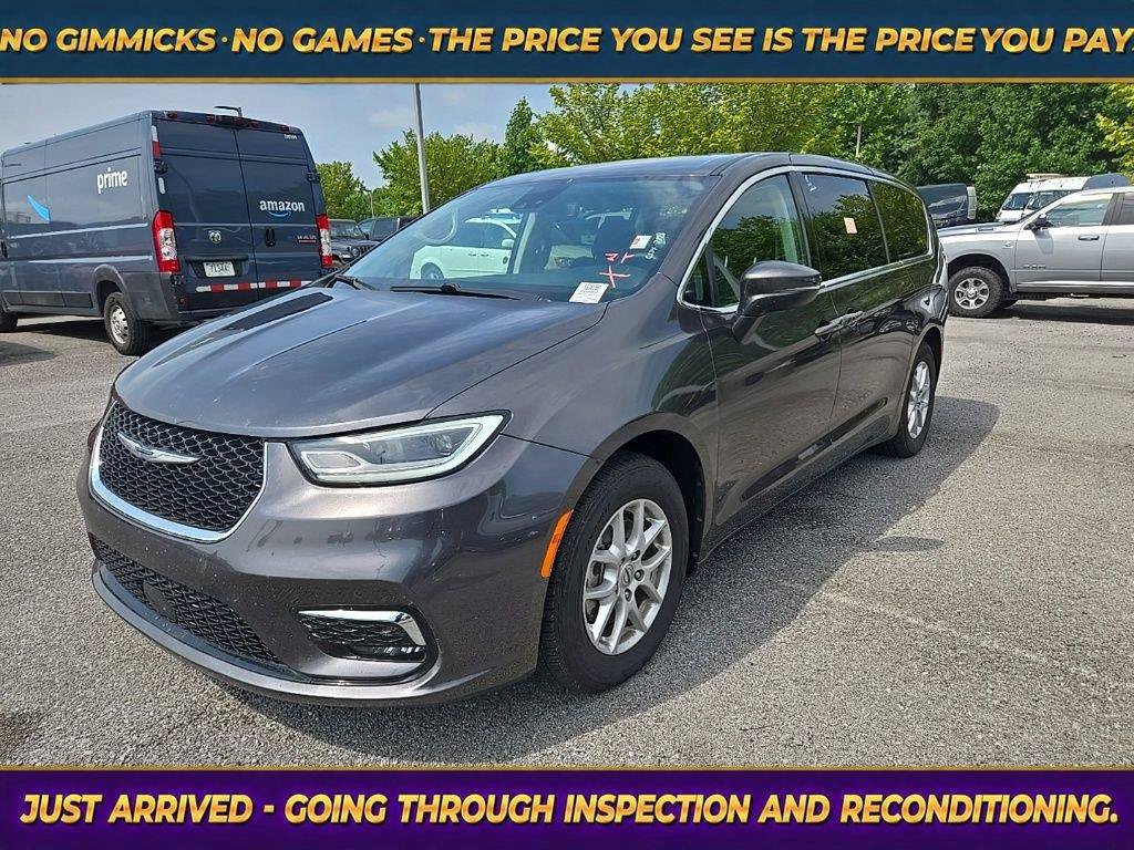 Used 2023 Chrysler Pacifica Touring-L FWD image 3