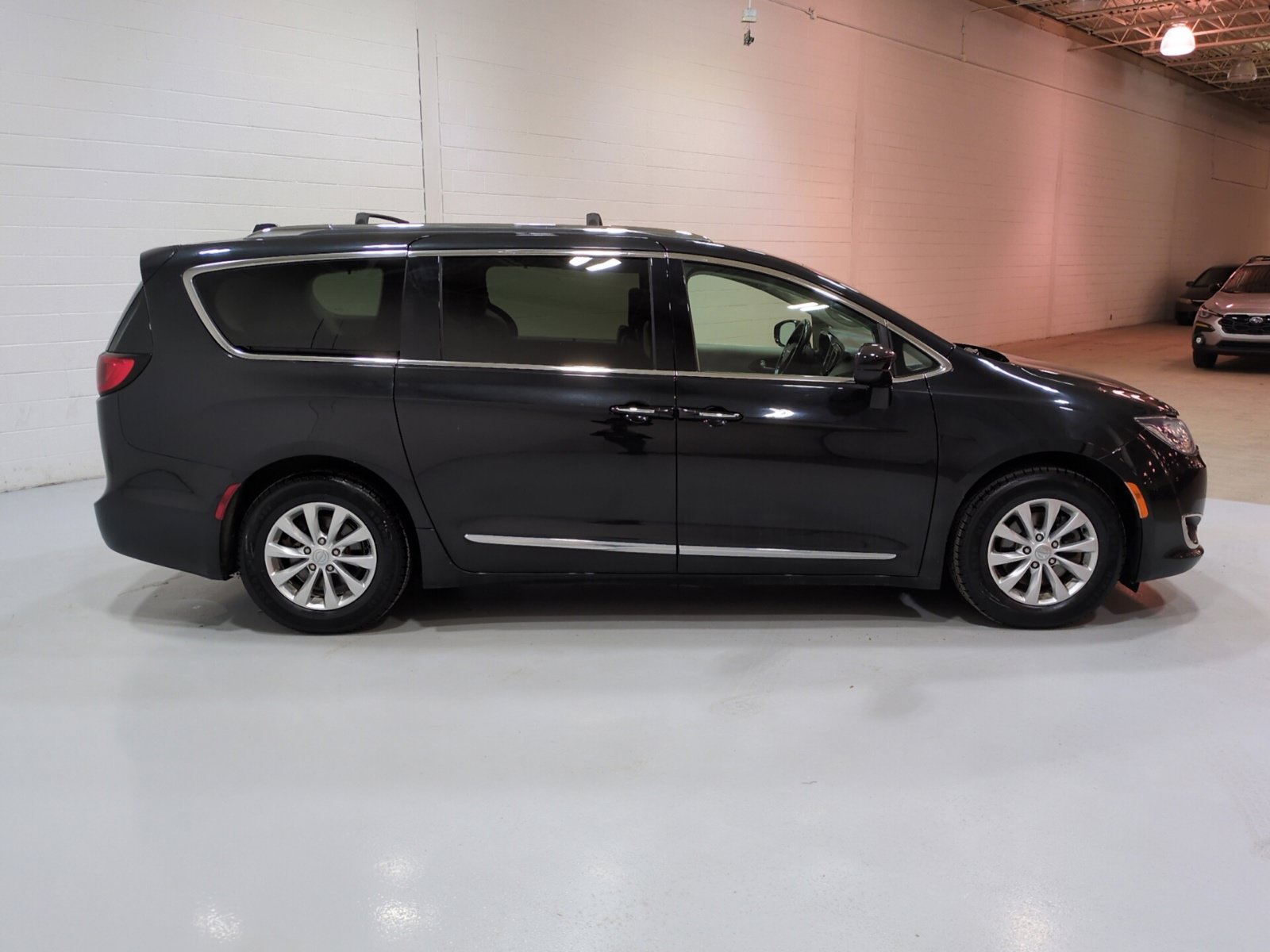 Used 2018 Chrysler Pacifica Touring-L FWD image 2