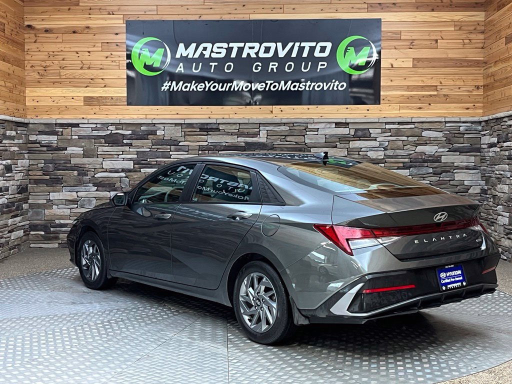 Used 2025 Hyundai Elantra Hybrid FWD image 11