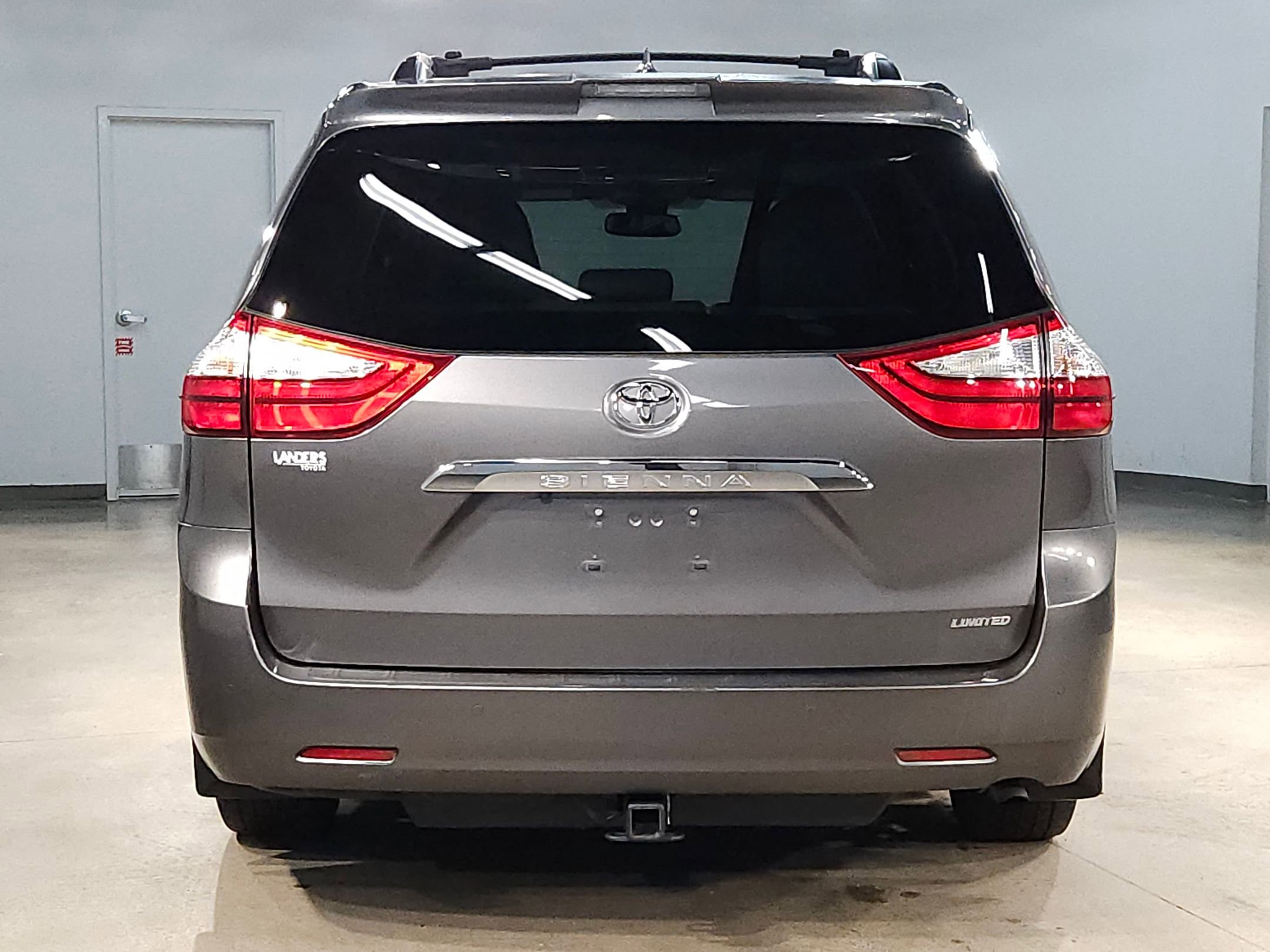 Used 2018 Toyota Sienna Limited image 6