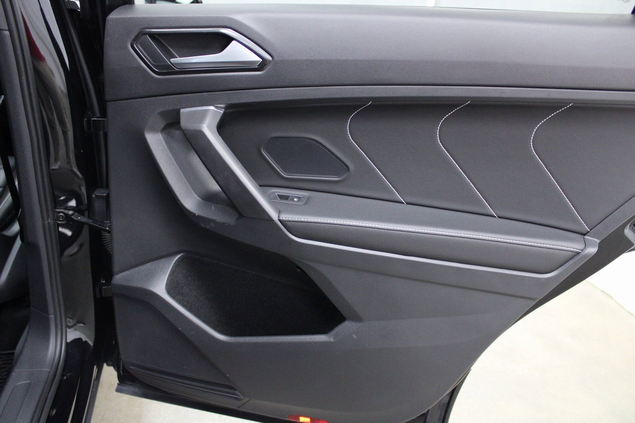 Used 2022 Volkswagen Tiguan SEL R-Line image 25