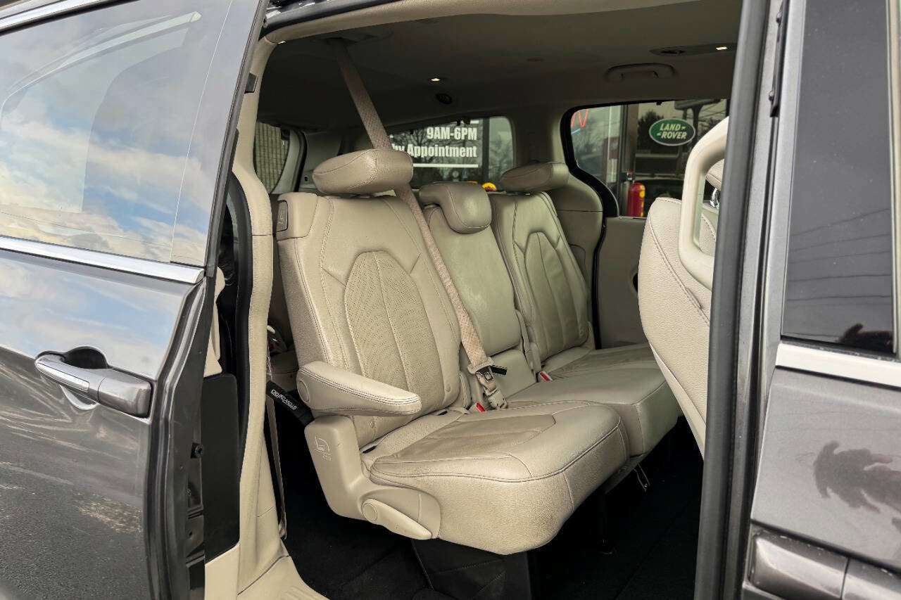 Used 2019 Chrysler Pacifica Touring-L image 13