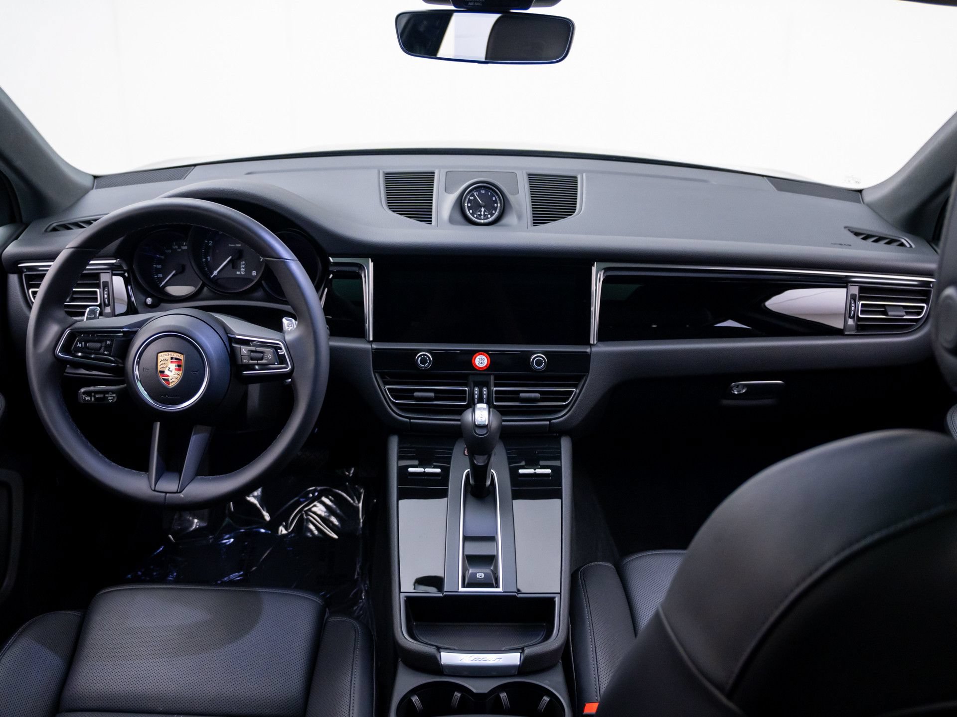 Certified 2025 Porsche Macan AWD/4WD image 11