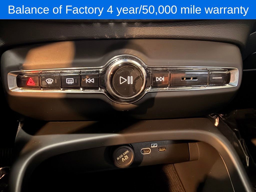 Used 2024 Volvo XC40 B5 Core image 13