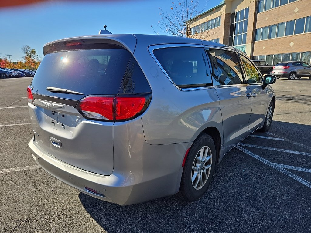 Used 2017 Chrysler Pacifica LX FWD image 3