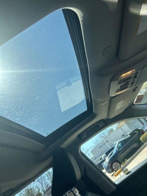 Used 2025 Toyota Highlander XLE image 25