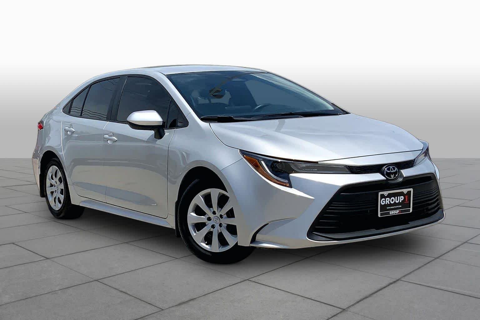 Used 2025 Toyota Corolla LE FWD image 3