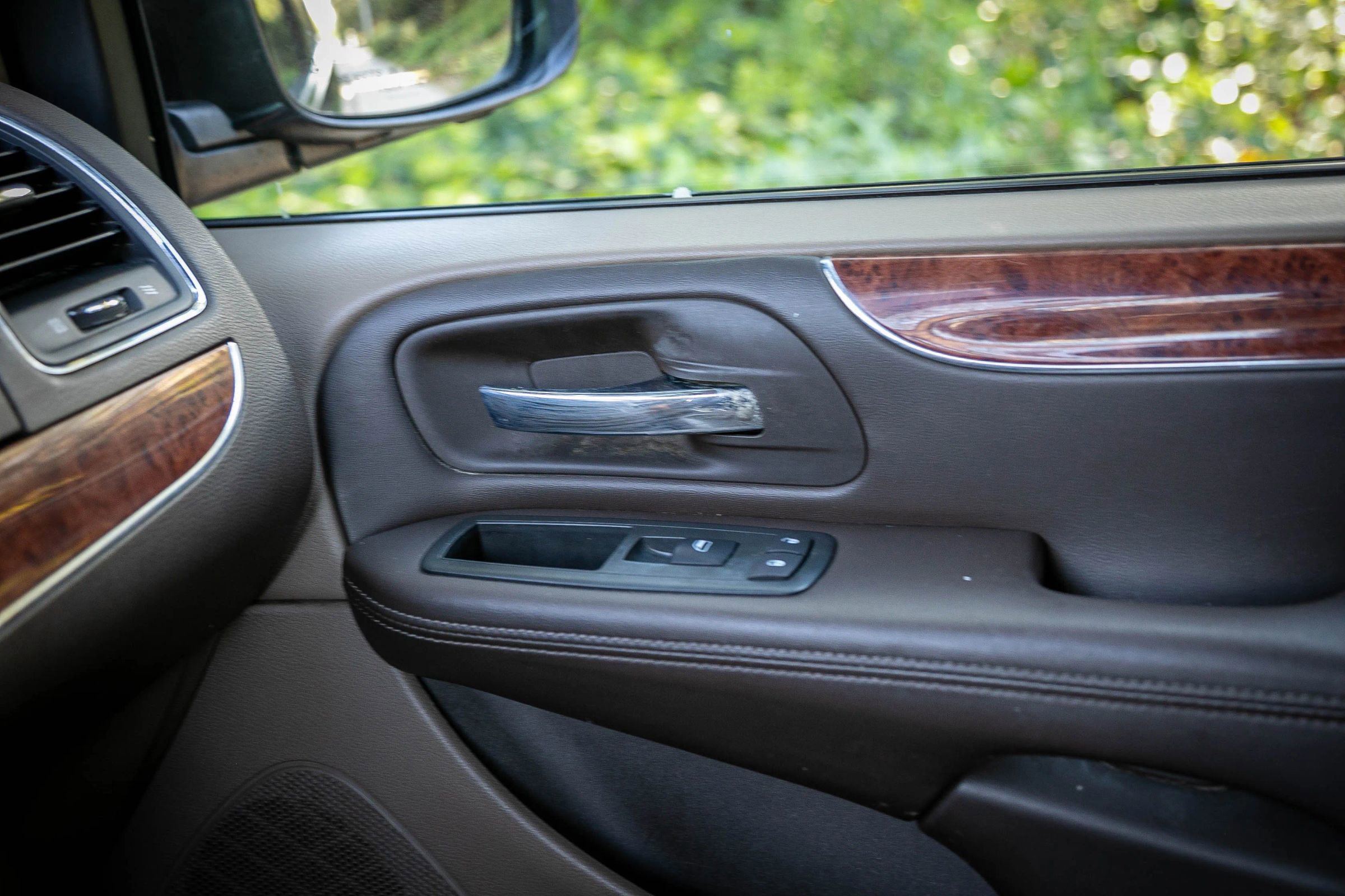 Used 2013 Chrysler Town & Country Touring-L w/ Driver Convenience Group image 31