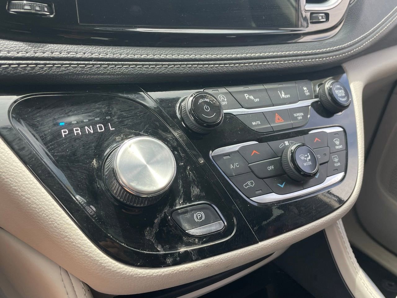 Used 2024 Chrysler Pacifica Limited FWD image 9