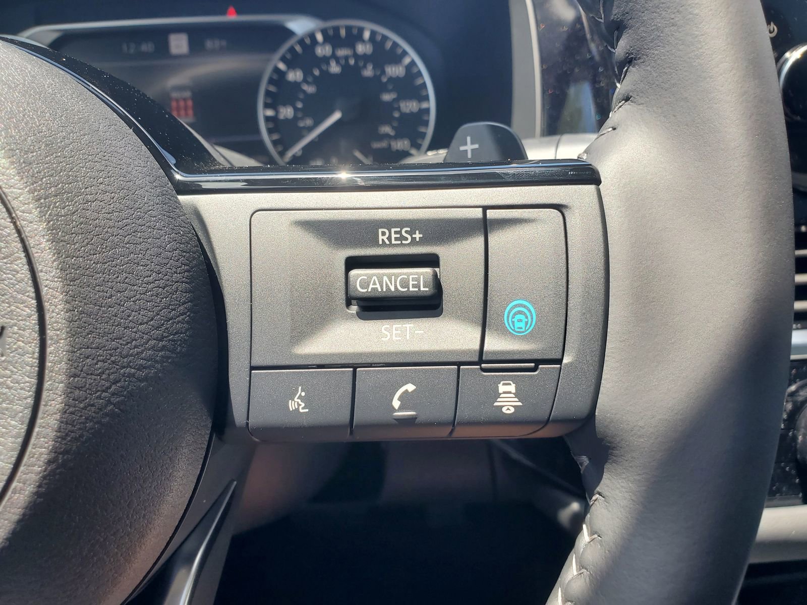 New 2025 Nissan Pathfinder SL w/ Black Appearance Package image 28